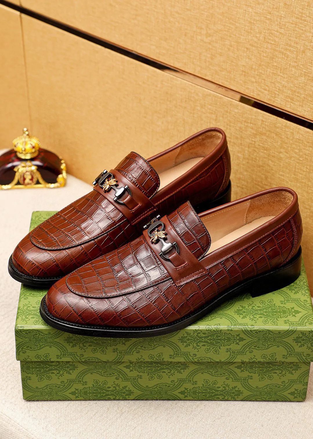 Men's shoes 💰442 💐 Product trademark: GUCCI "Gucci" casual leather shoes Regular size: 38-44 (45.46🉑️customized) Product materials: Selected imported first-layer calfskin embossed upper + luxury hardware buckle, imported water-dyed cow leather lining. Strong three-dimensional visual effect, combined outsole Color: 2⃣️colors available